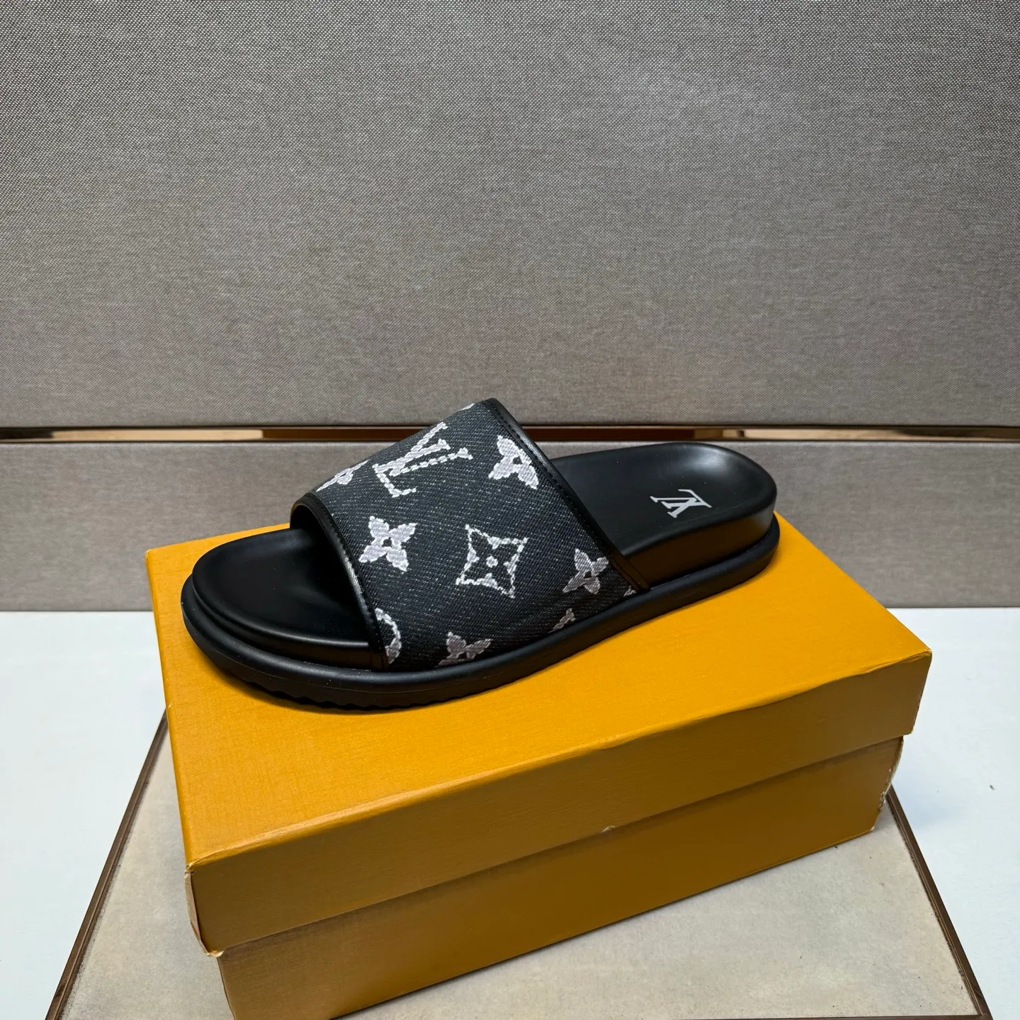 ⬛️Men's shoes 💰p320 [LV～] Men's casual slippers 2025z cabinet sales simultaneously 🔶Size: 38-44 #️⃣ 🔷2 colors🔜The upper is made of multi-material splicing➕Genuine leather lining, comfortable and breathable, sole: original comfortable and wear-resistant outsole, ⚠️Real shot📱Photographed🎬The real thing is better📢📢📢